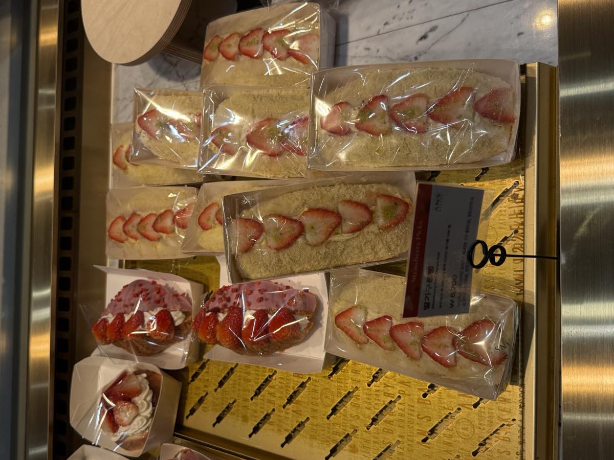 딸기 샌드위치 진열