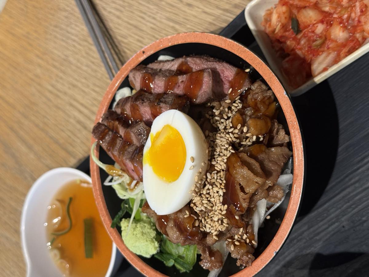 온기정 큐브 스테키동 풀샷